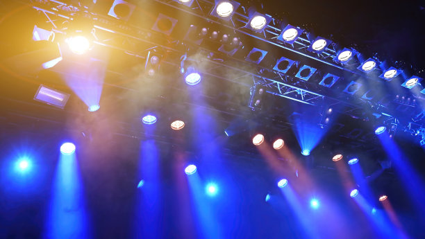 发光的蓝色天花板射灯工作图片下载