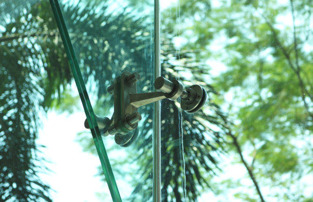 螺旋接头安装在玻璃肋夹层钢化墙上。图片下载