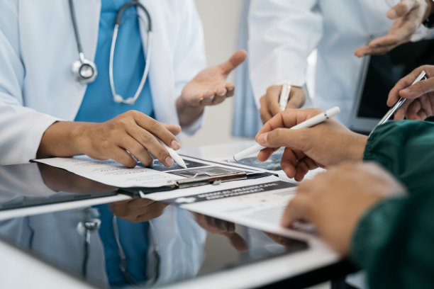 医疗团队致力于数字平板保健医生技术平板电脑，利用电脑对医院的医疗报告结果进行分析。图片下载