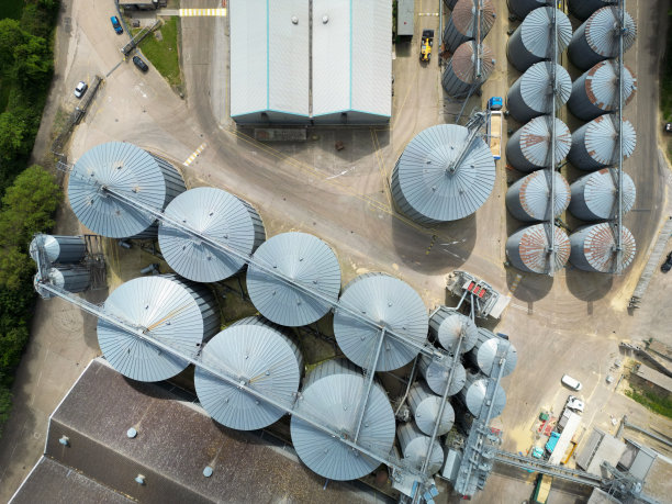 大型工业粮仓设施的无人机高空视图。图片下载