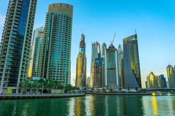 阿拉伯联合酋长国迪拜码头的摩天大楼和运河景观图片下载