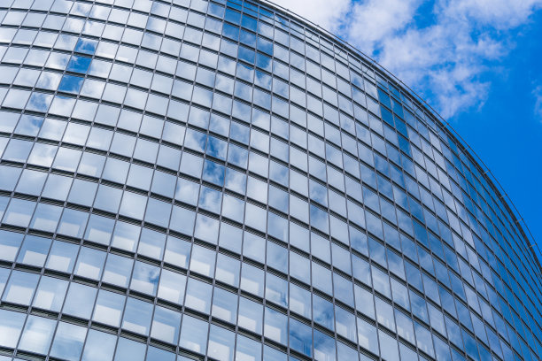 未来主义的玻璃塔，有着令人惊叹的蓝色外墙图片下载