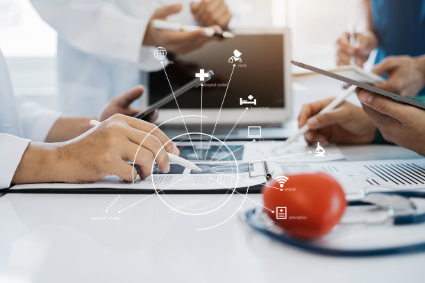 医疗团队致力于数字平板保健医生技术平板电脑，利用电脑对医院的医疗报告结果进行分析。图片下载