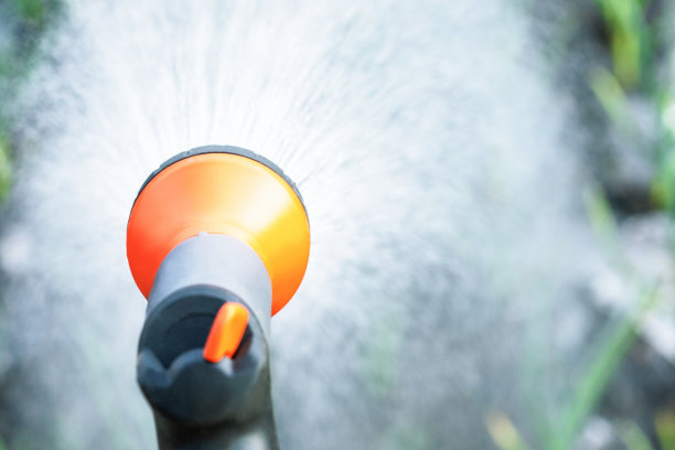 给花园浇水。关爱农业植物的理念。有选择性的重点。图片下载