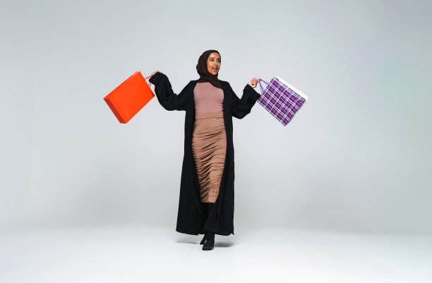 美丽的阿拉伯中东妇女与传统的长袍在工作室图片下载