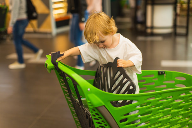 购物车里的金发小男孩。图片下载