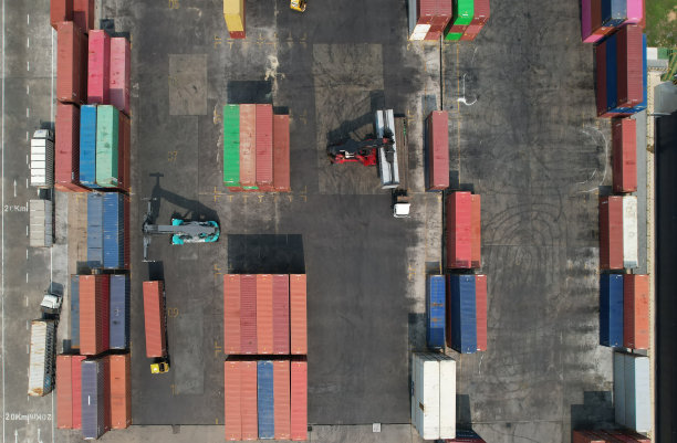 拉姆查邦港(Lame Chabung Harbour)码头上等待装载到集装箱船上的集装箱航拍特写，船只延误了图片下载