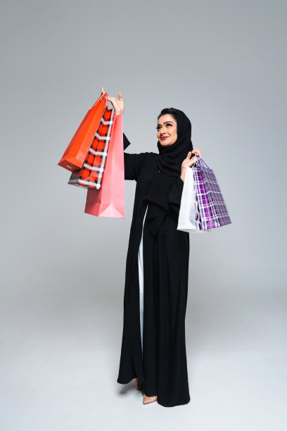 美丽的阿拉伯中东妇女与传统的长袍在工作室图片下载