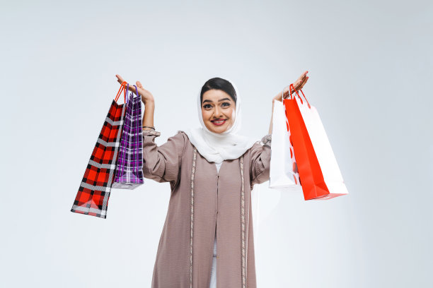 美丽的阿拉伯中东妇女与传统的长袍在工作室图片下载