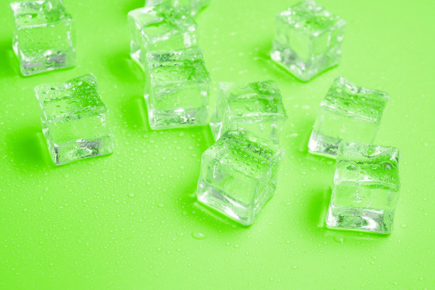 冰块和水滴散落在背景上，俯视图。图片下载