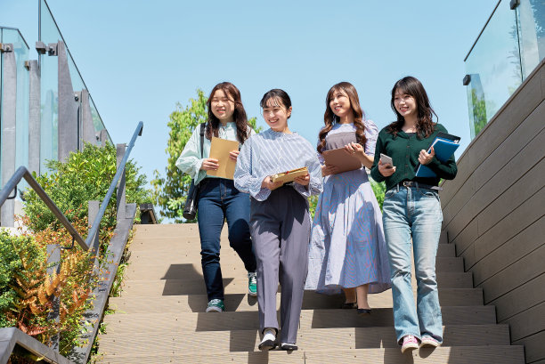 四个年轻女子一起走着图片下载