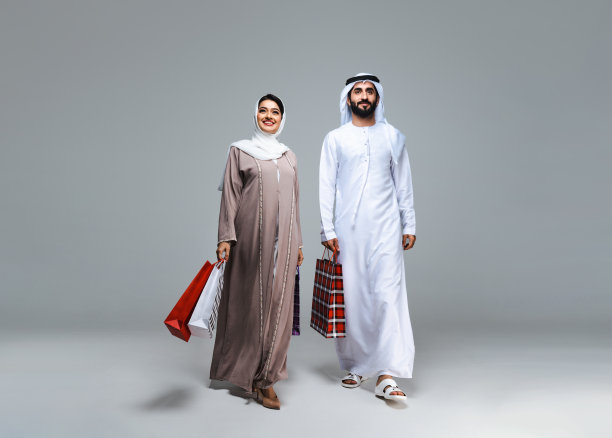 美丽的阿拉伯中东夫妇在工作室里穿着传统的酋长国服装图片下载