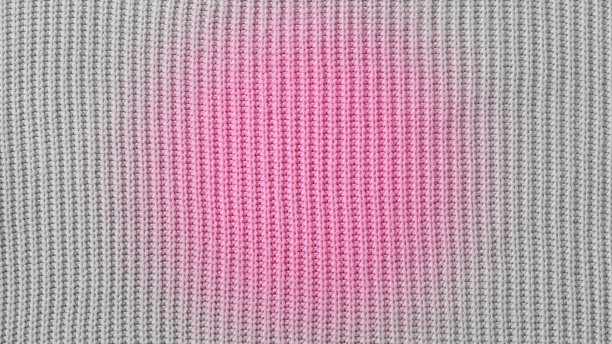 灰色渐晕的粉色羊毛纺织材料背景，特写图片下载