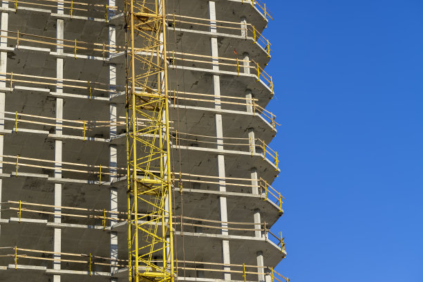 由混凝土和金属组成的多层住宅建筑的一部分特写图片下载