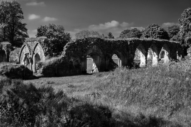 海尔斯修道院——位于英国科茨沃尔德郡温奇库姆附近的中世纪西多会修道院遗址图片下载