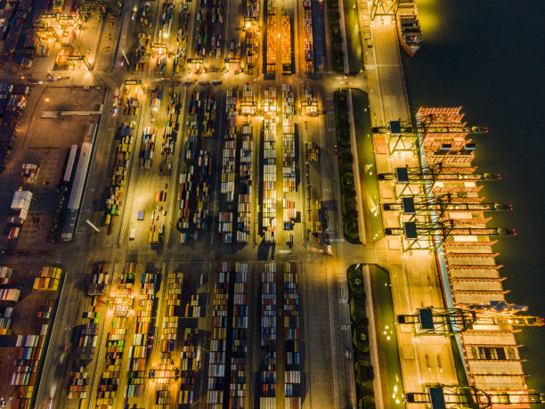 夜间繁忙的集装箱码头图片下载