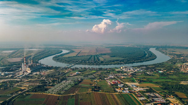 无人机拍摄的小镇发电厂的真实画面图片下载