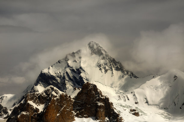 喀喇昆仑山脉的雪山和冰川景观图片下载