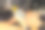男子手里拿着手机。车内背景。非接触式支付。智能手机。在线购物。汽车共享图片下载