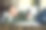 躺在床上玩手机的男人图片下载