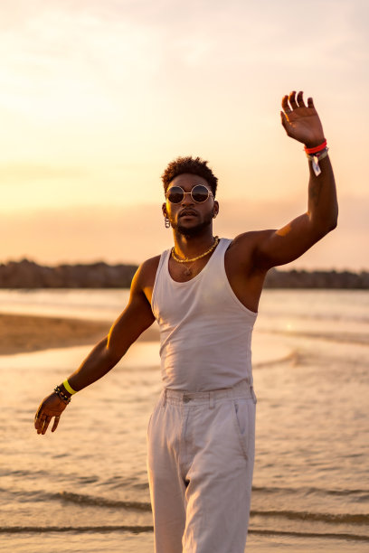 黑人模特戴着墨镜在海边享受暑假的照片图片下载