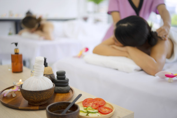 漂亮的女人花时间在度假和水疗酒店。图片下载