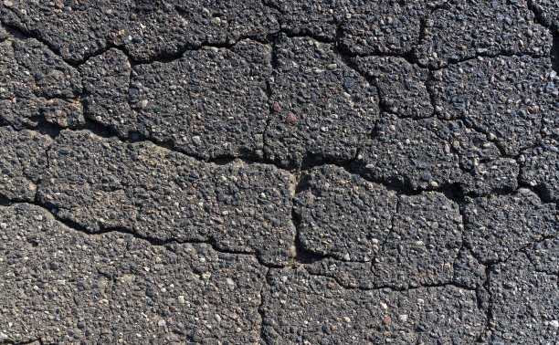 损坏的道路对交通有危险图片下载