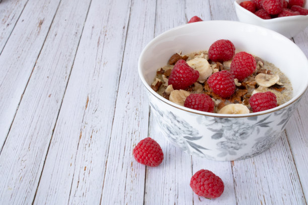 蔬菜藜麦碗与香蕉，草莓和坚果-库存照片图片下载