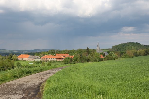 Ölinghausen修道院与戏剧性的天空图片下载