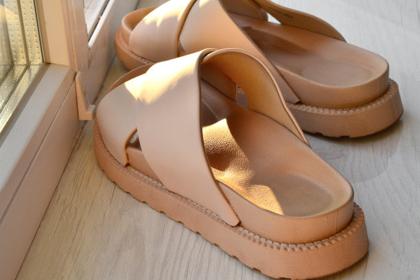 女式户外拖鞋放在浅色的窗台上图片下载