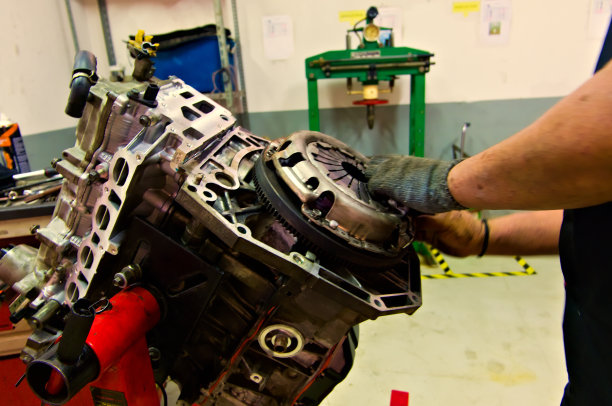 在车库里的发动机架上组装的汽车发动机图片下载