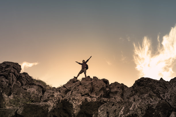 达到目标，人们在山顶庆祝胜利图片下载