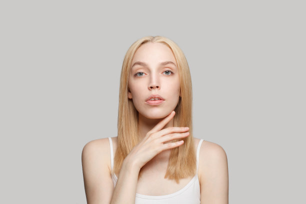 年轻的女性面孔。迷人的金发女郎，皮肤白皙。面部护理，护肤和美容的概念图片下载