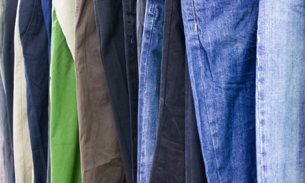 牛仔裤，牛仔裤选择，牛仔裤，裤子，商店，背景。图片下载