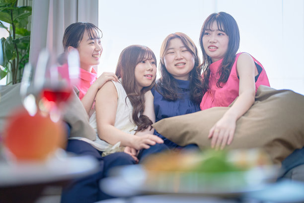 我们的女人在家庭聚会上放松图片下载