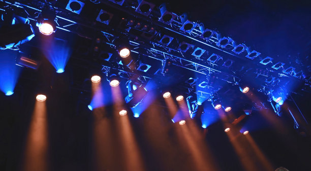 在音乐会期间，天花板上的聚光灯从上面照亮了舞台图片下载