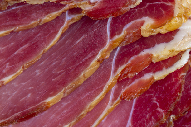 餐桌上的红猪肉干图片下载