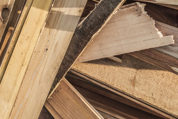 一堆破旧、风化、开裂的松木木板图片下载