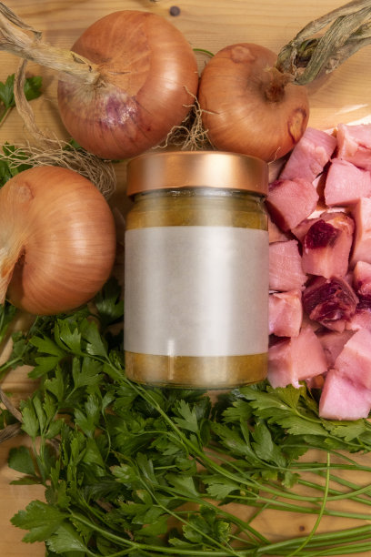 一罐番茄酱和金枪鱼，加上上面的配料图片下载