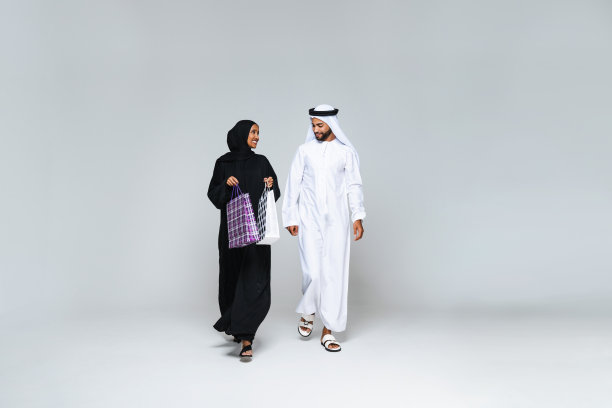美丽的阿拉伯中东夫妇在工作室里穿着传统的酋长国服装图片下载