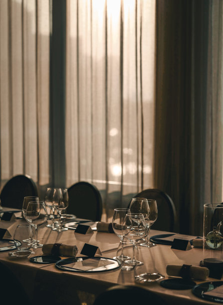 在昏暗的灯光下，豪华精致的餐桌。图片下载