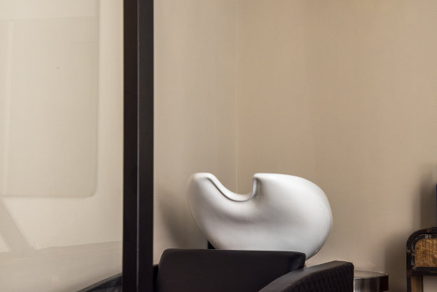 美发沙龙里洗头用的白瓷盆图片下载