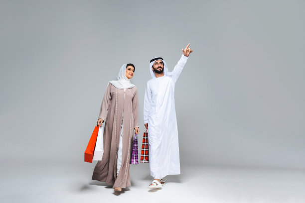 美丽的阿拉伯中东夫妇在工作室里穿着传统的酋长国服装图片下载