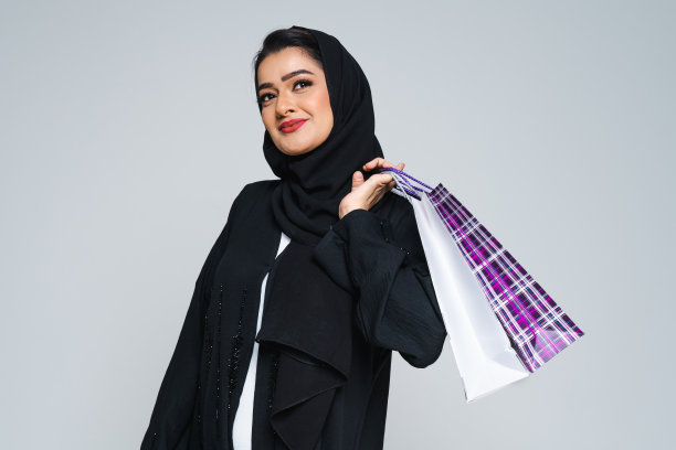 美丽的阿拉伯中东妇女与传统的长袍在工作室图片下载