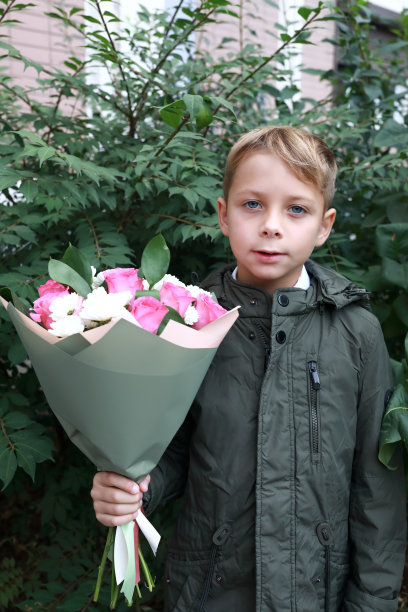 拿着一束花的男生图片下载