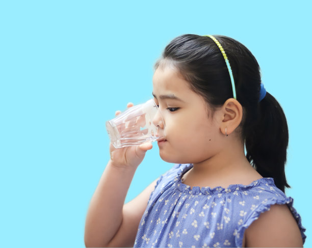 女孩喝水时stock拍图片下载