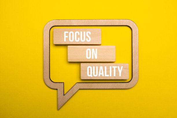 关注黄纸背景下木质语音气泡的质量。经营理念。图片下载