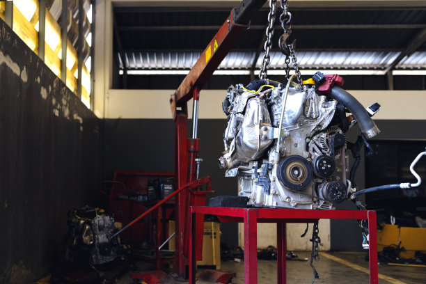 服务中心汽车发动机的特写细节，背景中有柔焦和过光图片下载