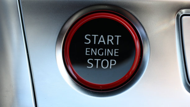 跑车发动机启动和停止按钮的极端特写图片下载