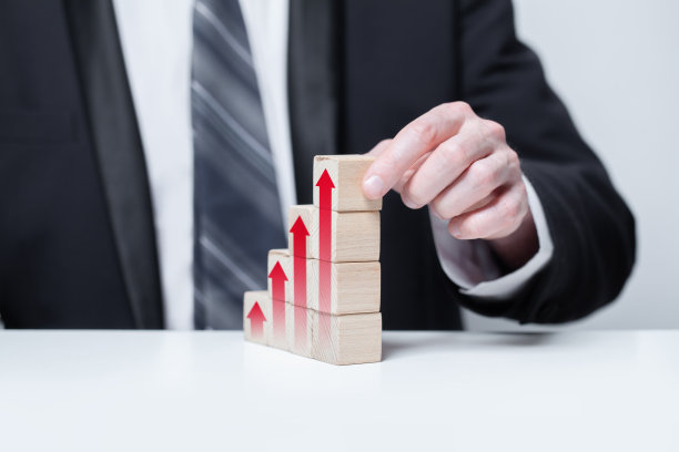 木块配红色箭头图标，企业利润增长成功理念图片下载